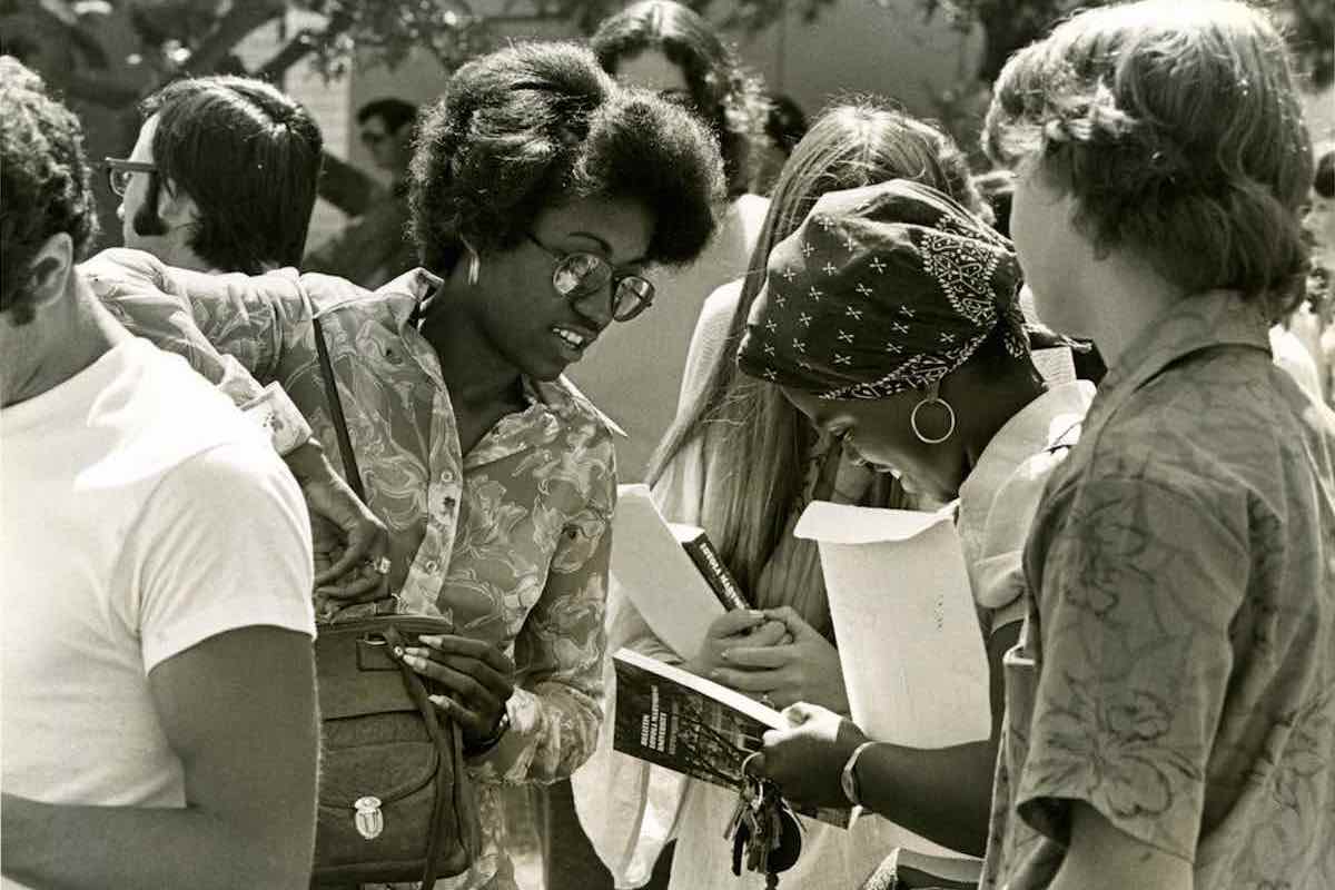 Students reading the Bulletin, 1974